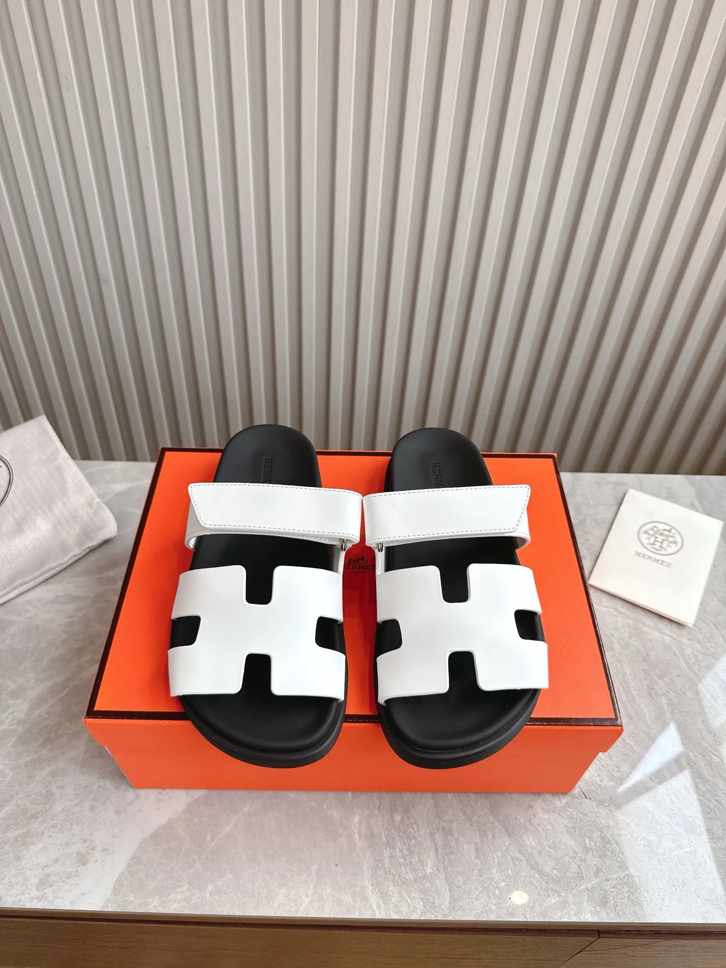 p480🐮🐮Couple model (top version) H family 2024 spring and summer new style HERMES Hermes' recently popular couple model pig nose angle sandals and slippers, paired with various colorful socks, popular. Upper: imported original deerskin (the genuine leather edging is not ordinary super migration). Lining: imported genuine leather. Outsole: Tpu non-slip and wear-resistant outsole. Size: Female 35-42 (40/42 non-returnable and non-exchangeable) Male size: 39-45 (45 non-refundable and non-exchangeable)